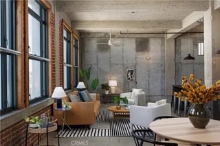 Building Photo - 100 W 5th St