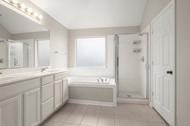 Building Photo - 14707 Oaks Crossing Ln