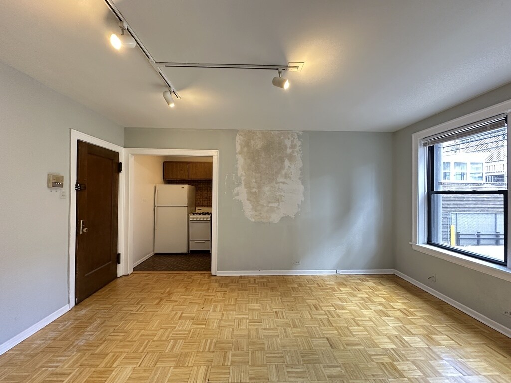 Building Photo - 739 W Belmont Ave