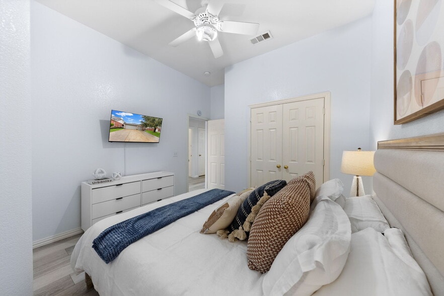 Building Photo - 4835 Crown Dr