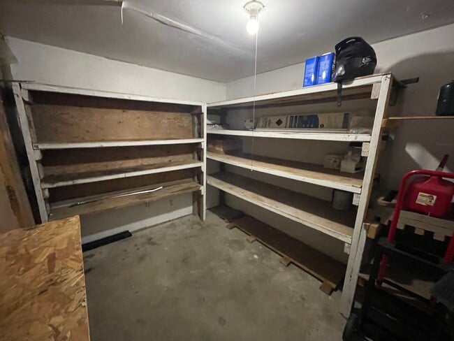 Building Photo - Private 1 Bed/1 Bath w/ heated garage. Min...