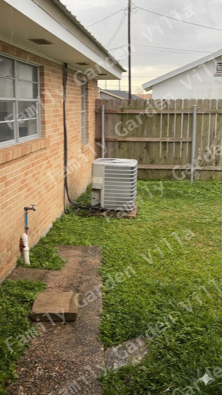 Building Photo - 1836 Ridgefield Ave