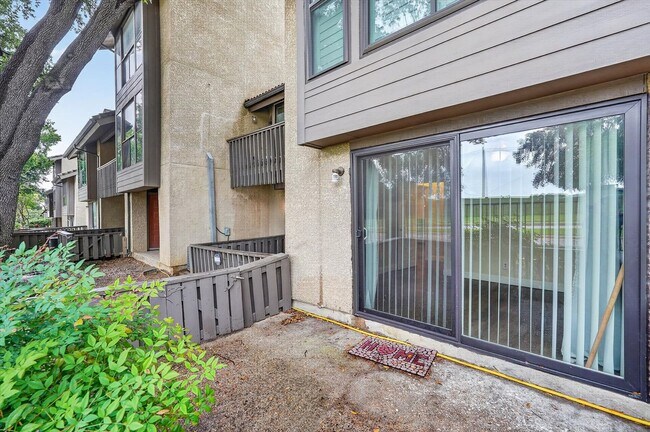 Building Photo - Las Colinas Area