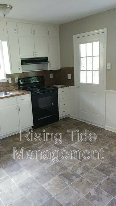 Building Photo - 3130 Sleepy Hollow Dr