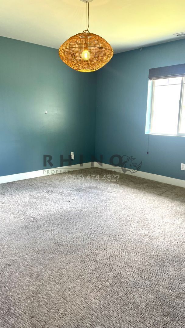 Building Photo - 578 Dexter St W