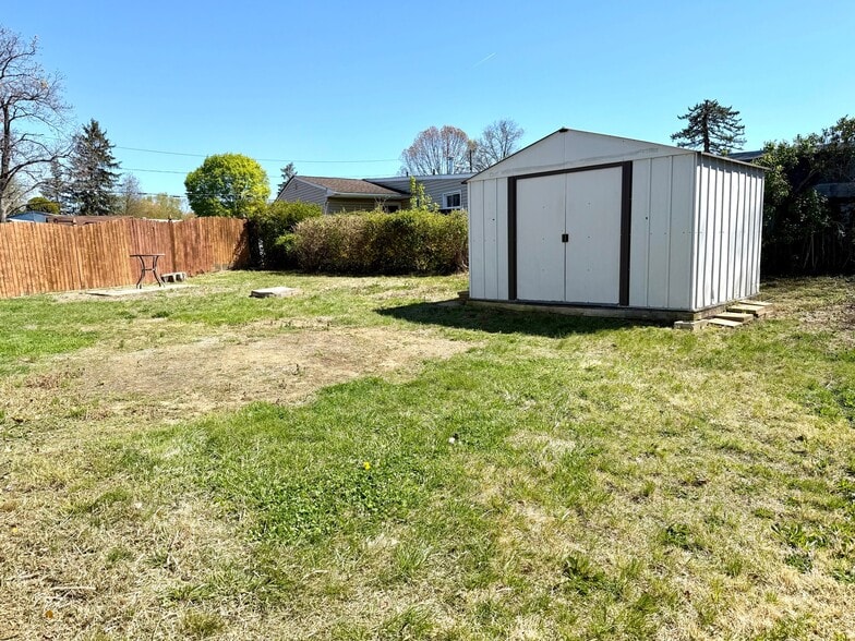 Building Photo - 633 Windsor Ave