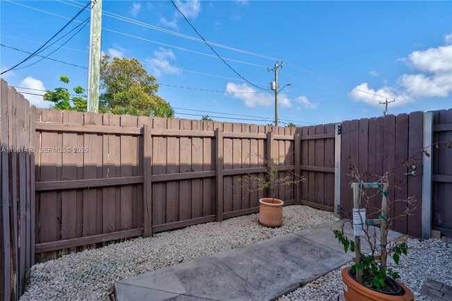 Building Photo - 1139 NE 3rd Ave