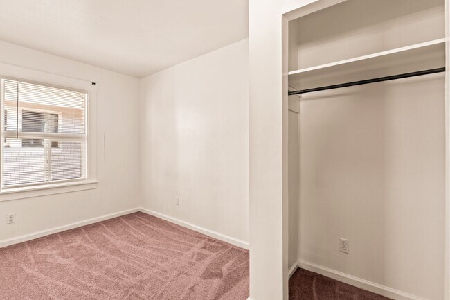 Building Photo - Utilities Included! 3 Bedrooms with Bonus ...