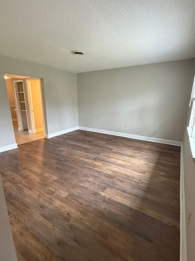 Building Photo - Looking for a comfortable place to call home? We have a great 2 bed, 1.5 bath home!
