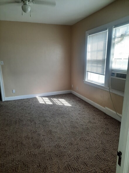 Building Photo - 226 E 5th Ave