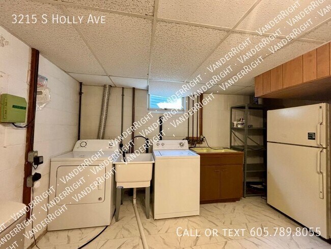 Building Photo - Updated 3 Bedroom 2 Bathroom!