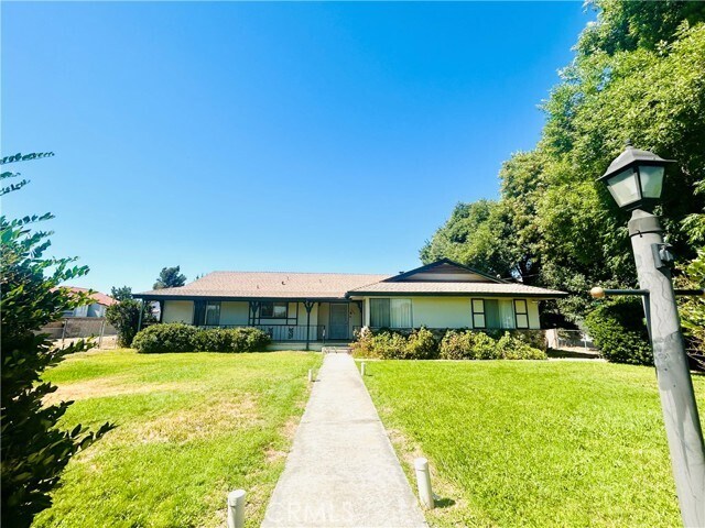 Building Photo - 2750 W Devonshire Ave