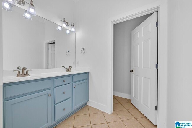 Building Photo - 6285 S Clubview Cir