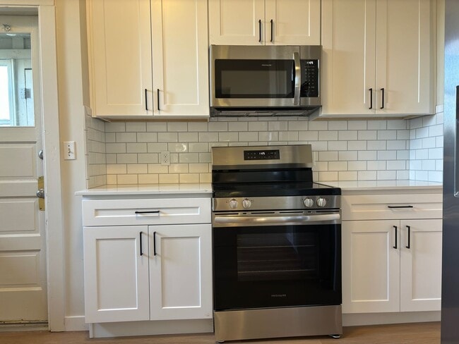 Building Photo - 2 BD / 1 BA Main level unit in 1913 Roosev...