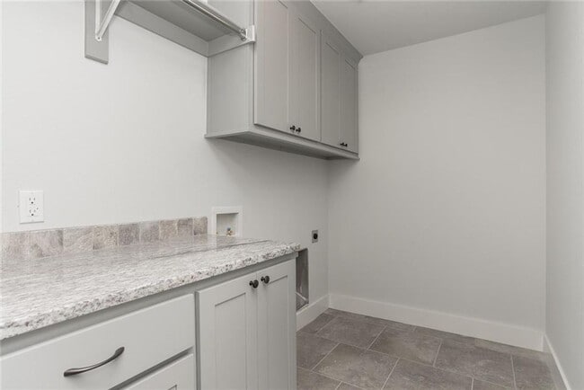 Building Photo - 4 Bed with LOFT!