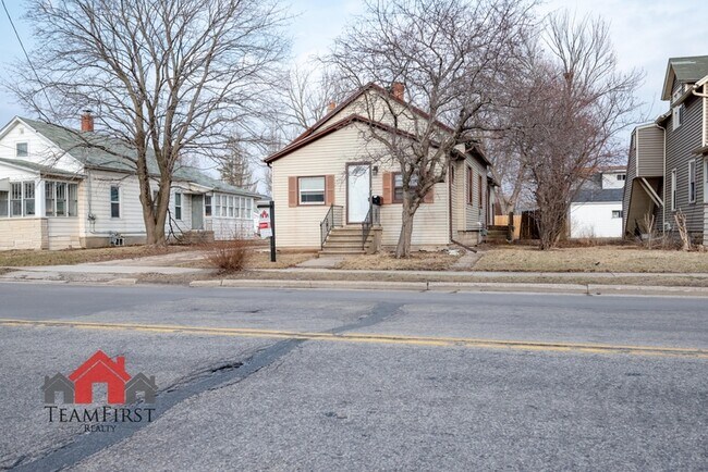 Building Photo - 505 Racine St