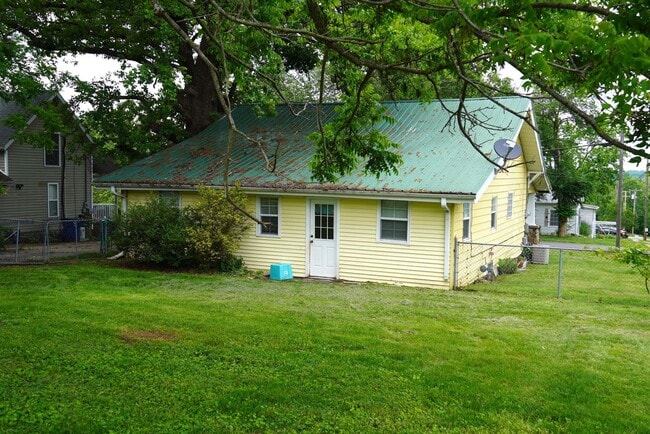 Building Photo - PRE-LEASING! Adorable Bungalow Steps From ...