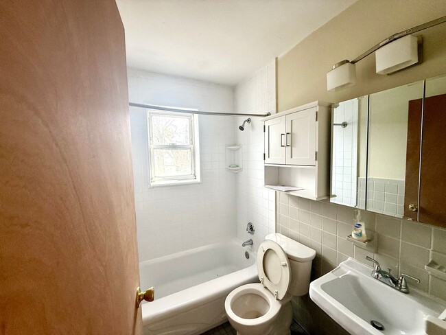 Building Photo - Beautifully-Maintained 1-Bedroom & Central...