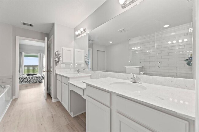 Building Photo - 709 N Bayshore Dr
