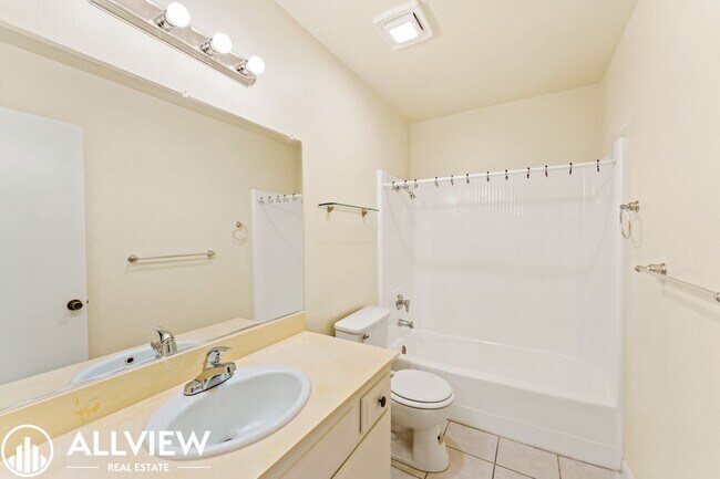 Building Photo - Charming 3-Bedroom, 1.5-Bath Townhouse in ...