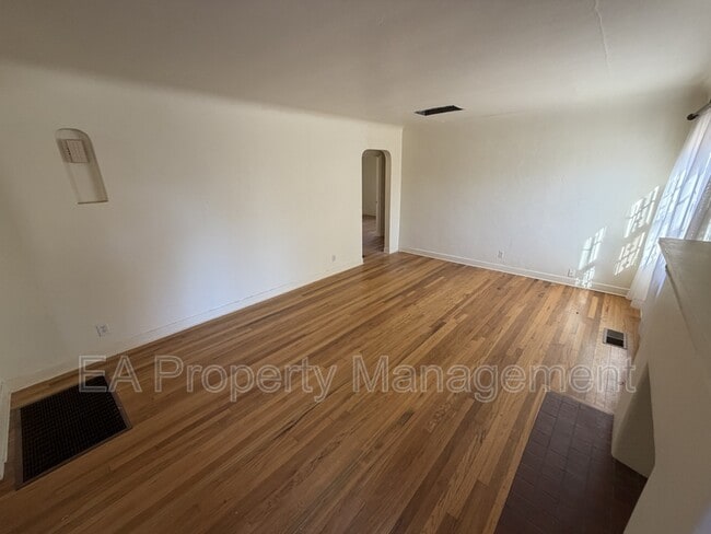 Building Photo - 921 Dartmouth Dr NE