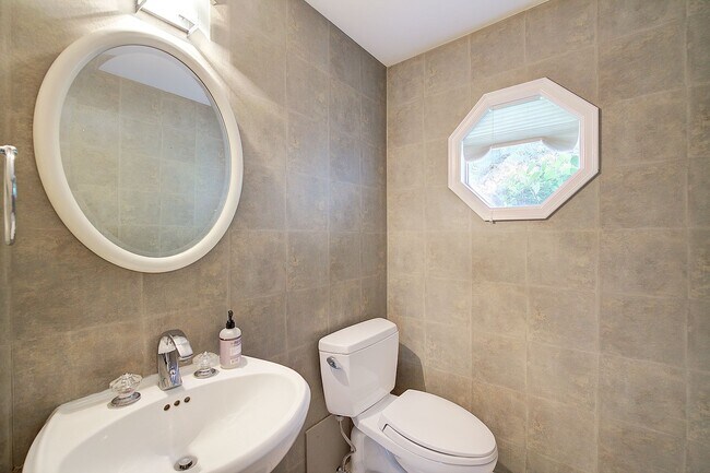 Building Photo - 4Bd/2.5Ba Sammamish Home