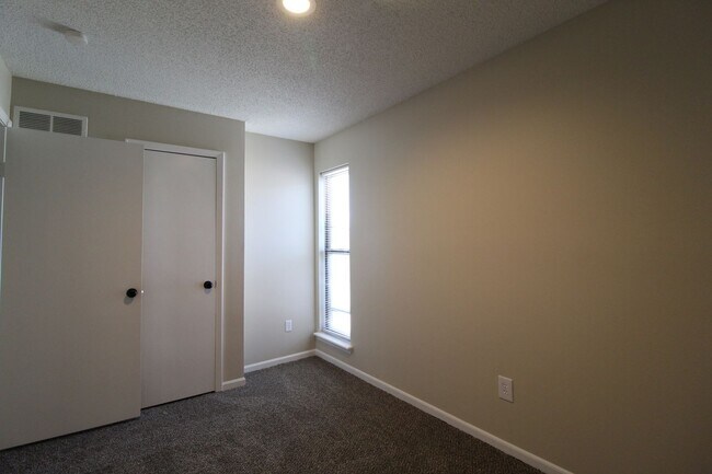 Building Photo - Updated 2 Bedroom 1.5 Bath Duplex In Olathe
