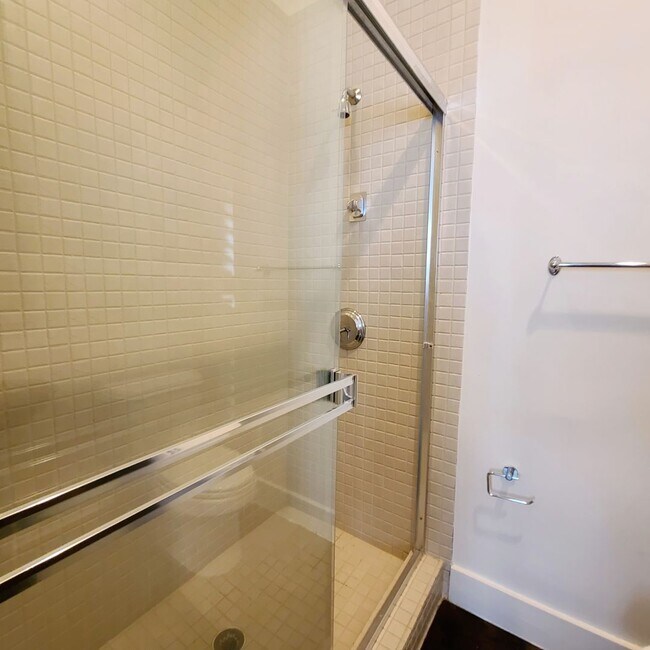Building Photo - Spacious 3-Story Townhouse With Rooftop De...