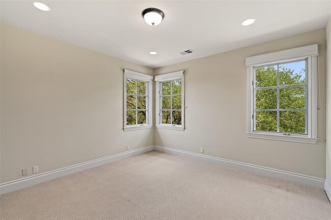 Building Photo - 11924 La Barzola Bend