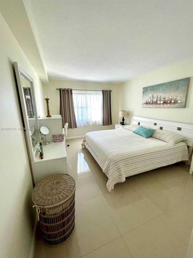 Building Photo - 400 Kings Point Dr