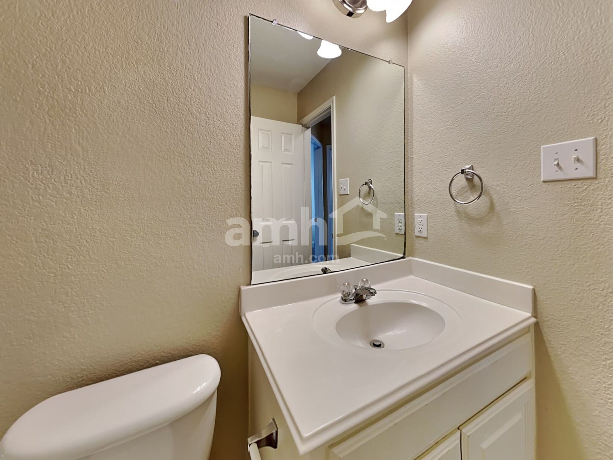 Building Photo - 2020 Fairview Dr