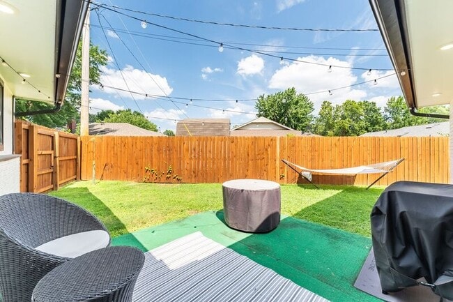 Building Photo - 1906 SE Taylor St