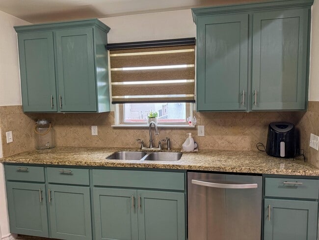 Building Photo - 208 Chisos Oak Dr