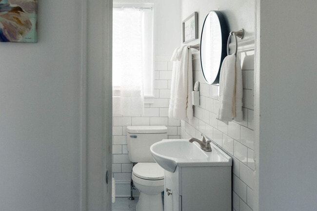 Building Photo - 145 Midway St