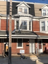 Building Photo - Cozy 4 Bedroom, 1 Bath Home in West York Schools!