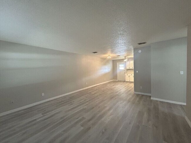 Building Photo - Beautifully Renovated 2-Bedroom Duplex nea...