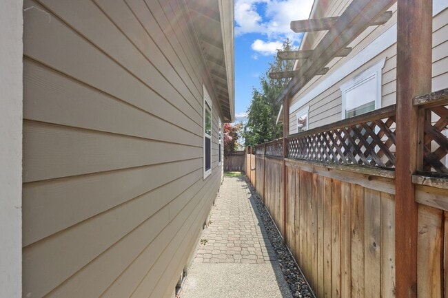 Building Photo - MOVE IN READY! 2 bed, 2 bath townhouse. No...