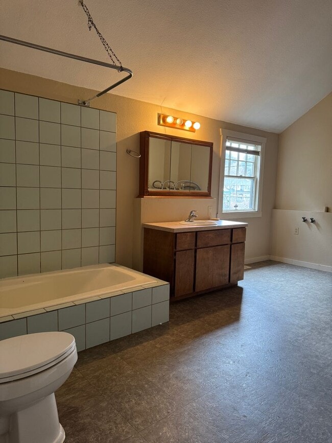 Building Photo - Rare opportunity to lease a versatile mixed-use property in the heart of Milwaukie!