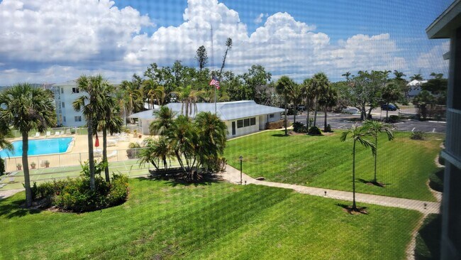 Building Photo - Annual UNfurnished top floor Bay front 2/2 condo with full views of Sarasota Bay