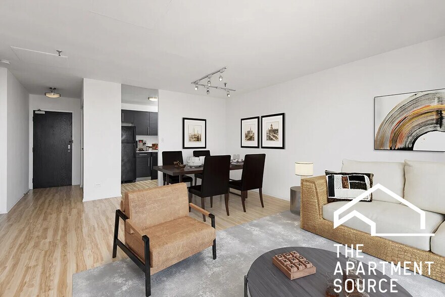 Building Photo - 1120 N La Salle Dr