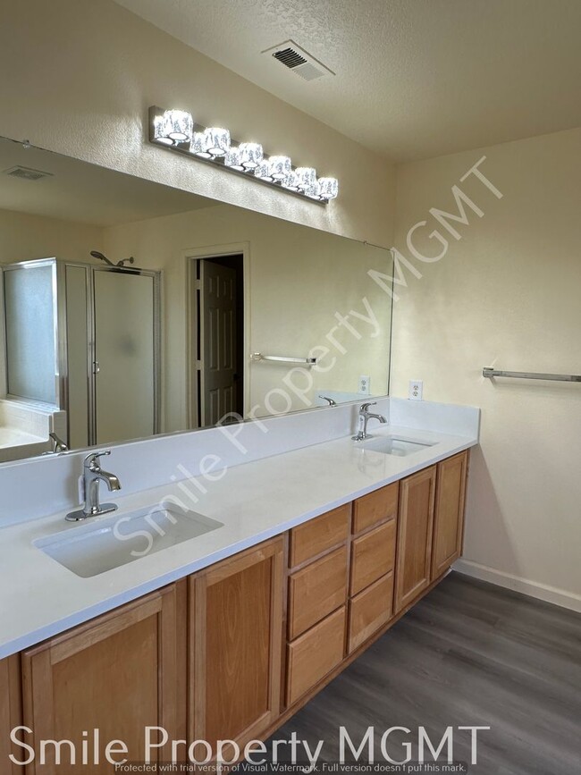 Building Photo - A beautiful 2-story single house in Clackamas.