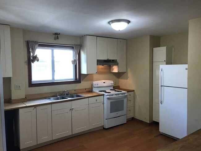 Building Photo - DO NOT MISS! Four-Bedroom Single Family Ho...