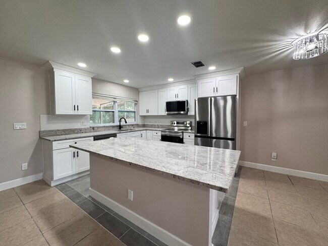 Building Photo - Fully Renovated Palm Harbor Home