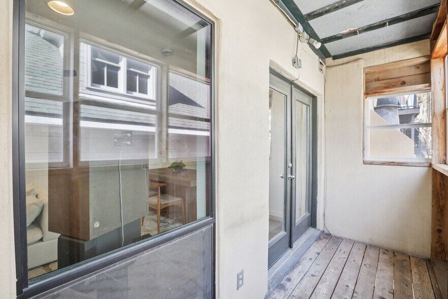 Building Photo - 1106 W 6th St