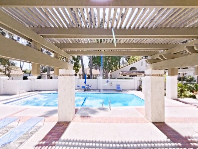 Building Photo - Charming 2-Bedroom Single-Story Furnished ...