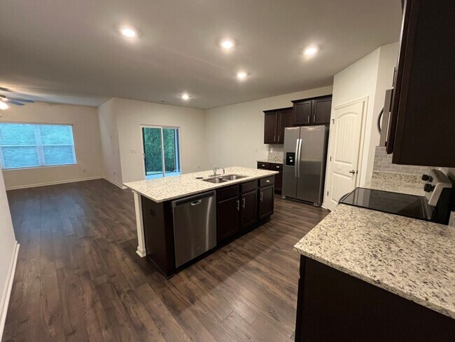 Building Photo - Move in Ready: 4 bedroom- 2 bath Beauty! Appliances Included