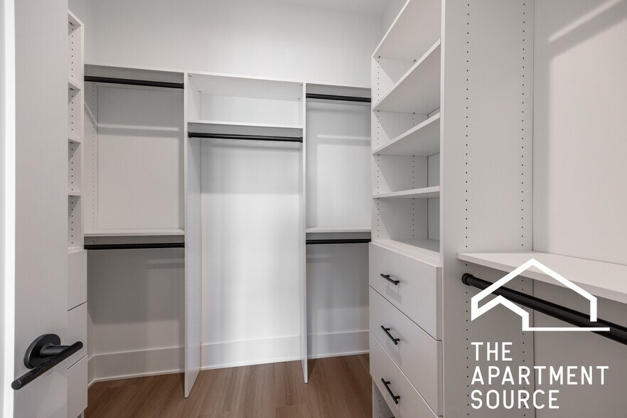 Building Photo - 1620 W Grand Ave