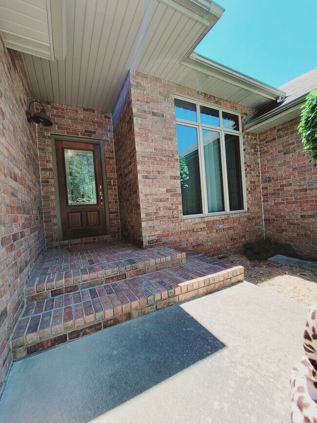 Building Photo - Spacious & Unique in Twin Oaks, Southwest ...