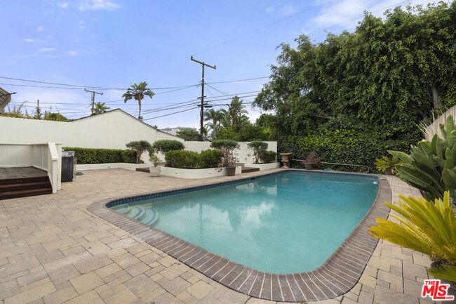 Building Photo - 451 Westmount Dr