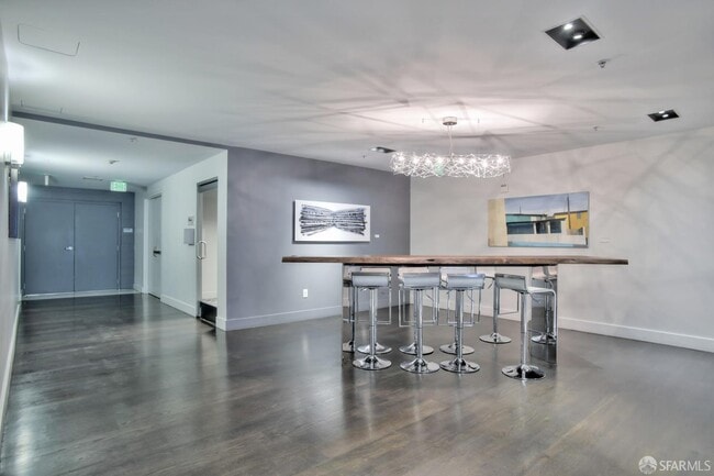 Building Photo - 555 4th St